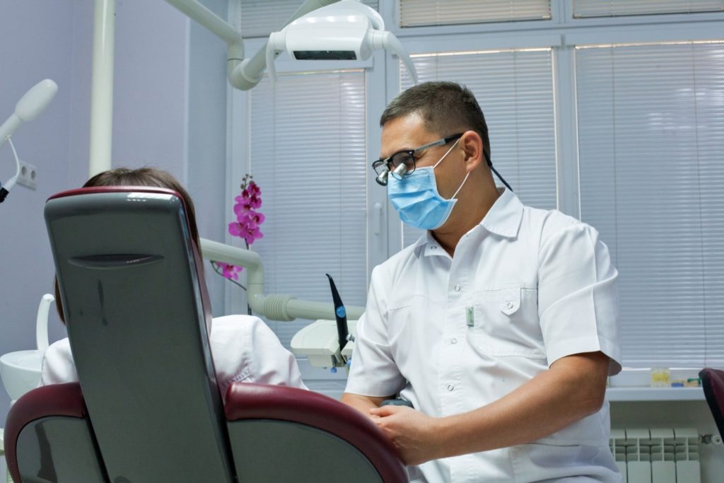 Какой врач ставит коронки на зубы и занимается протезированием