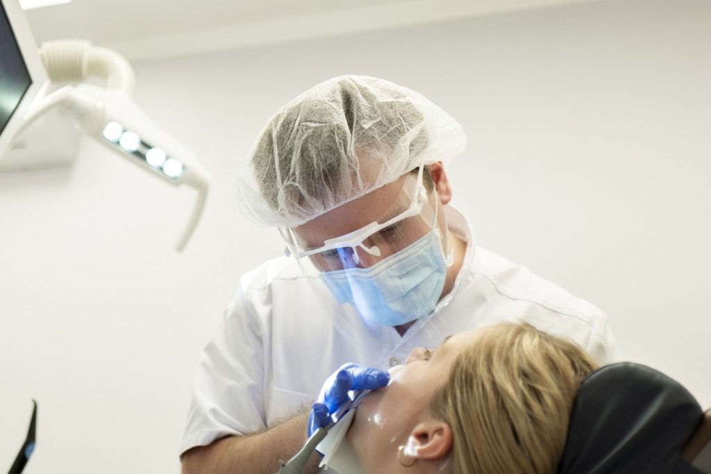 Остался корень зуба в десне: что делать и чем это грозит